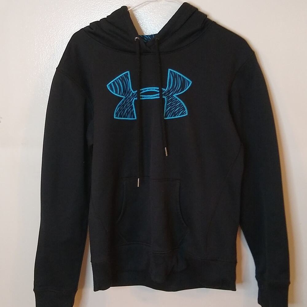 Under armour girls size XL black sweatshirt with hood. Cozy